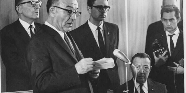 מדזיני (מימין) עם לוי אשכול. צילום: לע צילום: לע"מ