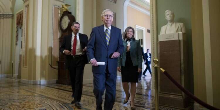 מנהיג המיעוט בסנאט, מיץ' מקונל. צילום: EPA מהלך ההדחה של טראמפ: לך עד הסוף