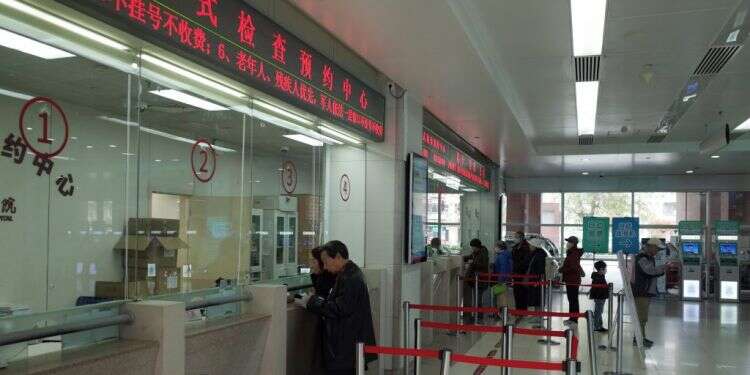 בית החולים צ'אויינג בבייג'ינג בסוף השבוע. צילום: EPA שני חולים ב"מוות השחור" אובחנו בסין, השלטונות מנסים להרגיע