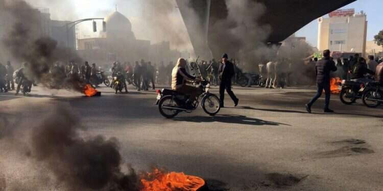 מפגינים באיראן השבוע. צילום: AFP רוחות מלחמה: הלחץ על איראן והשפעותיו