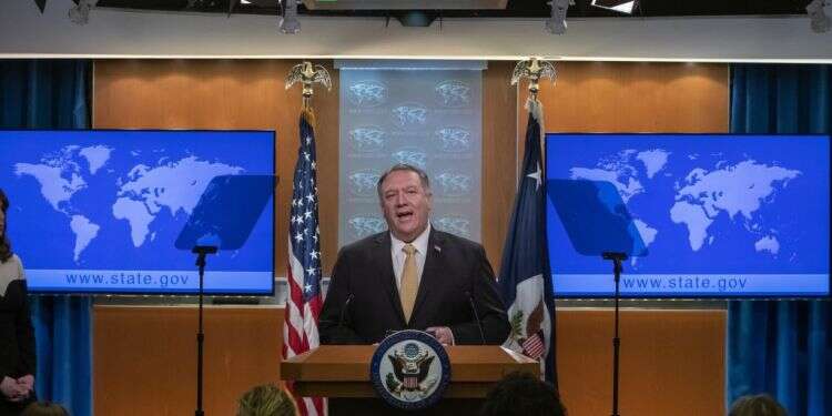 מזכיר המדינה האמריקני מייק פומפאו מכריז על שינוי המדיניות האמריקנית. צילום: EPA על יו"ש שמחתנו: מאחורי ההכרזה ההיסטורית של ארה"ב