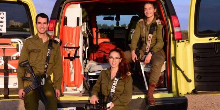 אחיות במדים (עם קצין רפואה). צילום: דובר צה מסלול הכשרה חדש בצה"ל: אחות צבאית