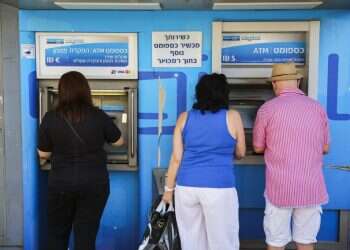 התאמות לגיל השלישי: מוקדני שירות מבוגרים ידברו עם לקוחות הבנק בגילם הנרתעים משימוש באתר ובאפליקציה