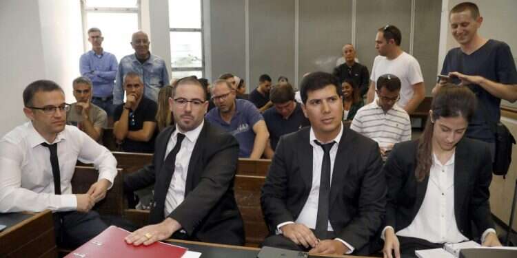 הדיון בסוגיית הטלפונים בבית המשפט בתל-אביב. צילום: גדעון מרקוביץ כשהמשטרה עוברת על החוק