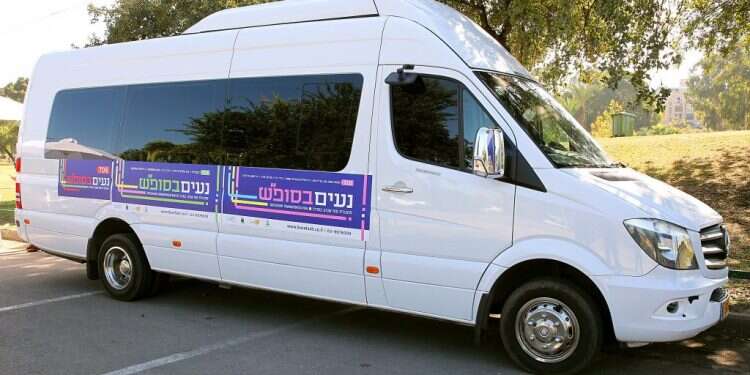 מיניבוס שבת. צילום: קוקו החילונים נוהרים: לקראת סטטוס-קוו חדש
