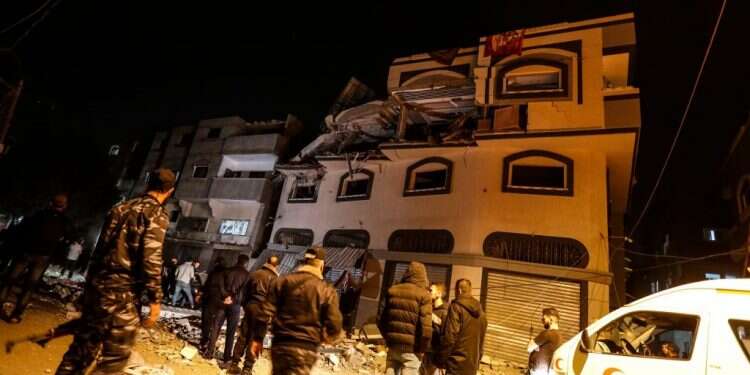 אנשים שפויים הורגים את הקם להורגם. ביתו של אלעטא לאחר החיסול, השבוע. צילום: AFP צילום: AFP