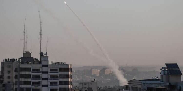 ירי רקטות מעזה. צילום: AFP מטחים כבדים לדרום ולשפלה; צה"ל תוקף ברצועה