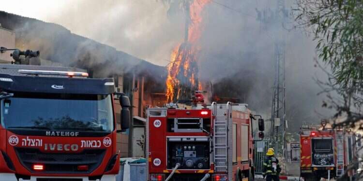 פגיעה ישירה במפעל בשדרות שעולה באש. צילום: AFP "תושבי העוטף יצטרכו לחיות עם מצוקה נפשית והמדינה לא מטפלת"