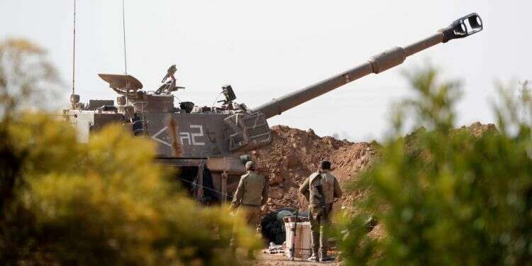 חיילי תותחנים על גבול רצועת עזה. צילום: AFP מטחים כבדים לדרום ולשפלה; צה"ל תוקף ברצועה