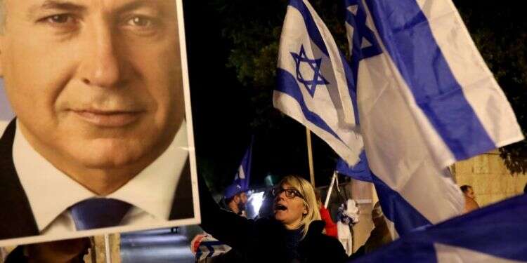 הפגנת תמיכה מול בית ראש הממשלה. צילום: AFP השלב הבא: כתב האישום עובר לכנסת