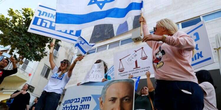 הפגנת תמיכה בראש הממשלה נתניהו. צילום: AFP ראשי מפלגות הימין: לא נשתתף בהפגנה למען נתניהו