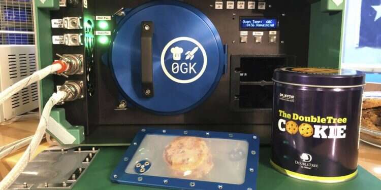 תנור האפייה הקוסמי. צילום: AP מאפייה בחלל: אסטרונאוטים יאפו עוגיות בתנור חדשני