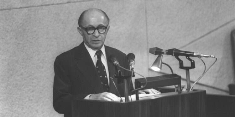 מנחם בגין נואם בכנסת. צילום: יעקב סער, לע זהירות, ממשלת מיעוט בדרך