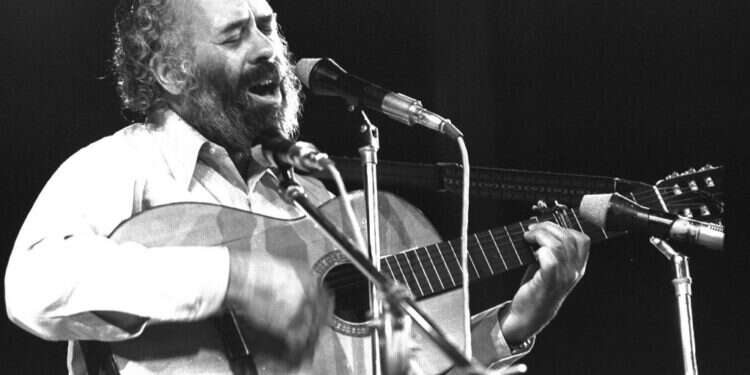 ר' שלמה קרליבך בהופעה בצוותא, תל אביב, 1973. צילום: חנניה הרמן, לע צילום: חנניה הרמן, לע"מ