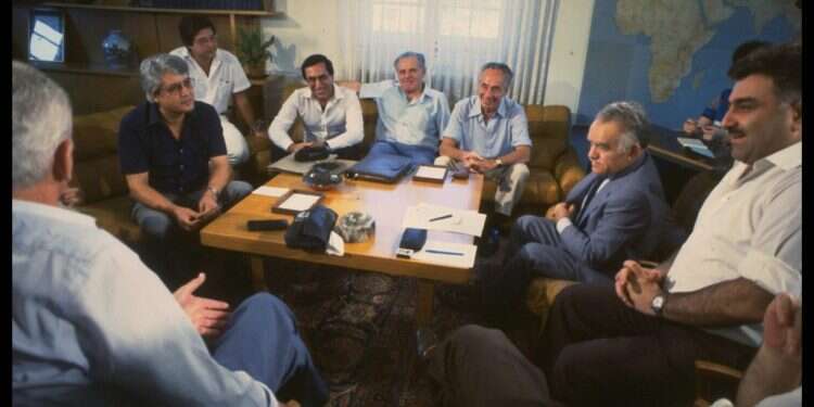 מגעים להקמת ממשלת אחדות בין הליכוד למערך, 1983. צילום: נתי הרניק, לע בשבח האחדות: מה הטעויות בימין ובשמאל