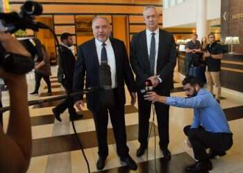 גנץ וליברמן נפגשו: "נתניהו חותר לבחירות"