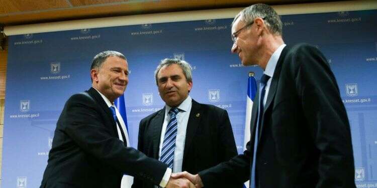 שרי הליכוד לוין ואלקין בפגישתם עם יו בליכוד הציעו חוק שיבטיח את פרישת נתניהו, בכחול לבן סירבו