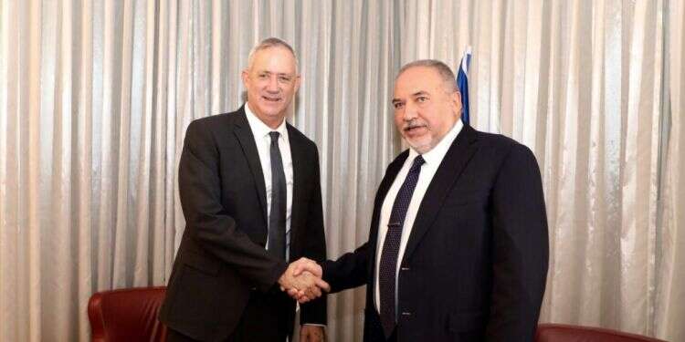 אביגדור ליברמן ובני גנץ . צילום: אלעד מלכה זהירות, ממשלת מיעוט בדרך