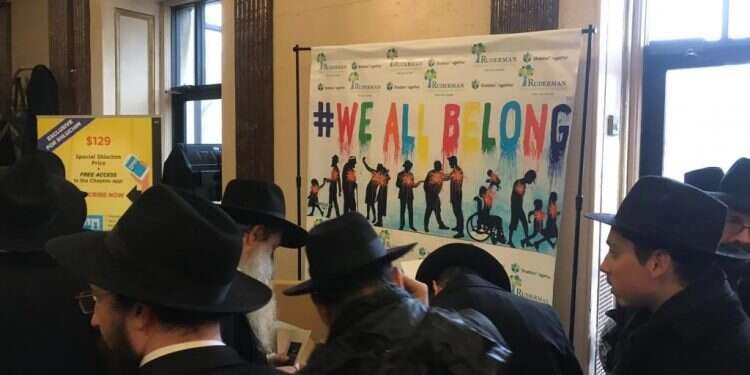 בסימן הנגשה. כנס שליחי חב הרבי בשפת הסימנים: כנס שלוחי חב"ד הונגש לבעלי מוגבלויות