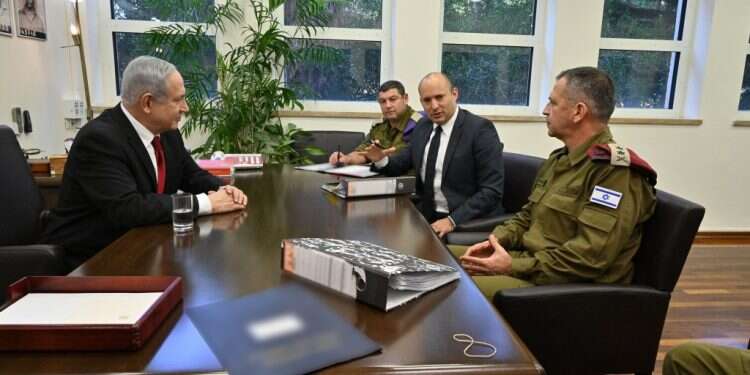 ישיבת חפיפה לשר הביטחון הנכנס נפתלי בנט, השבוע. צילום: אריאל חרמוני משרד הביטחון האתגר האמיתי של בנט