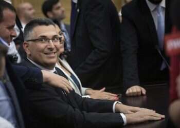 יוצא לעקיפה: האם סער יגייס 61 חתימות ויקים ממשלה?