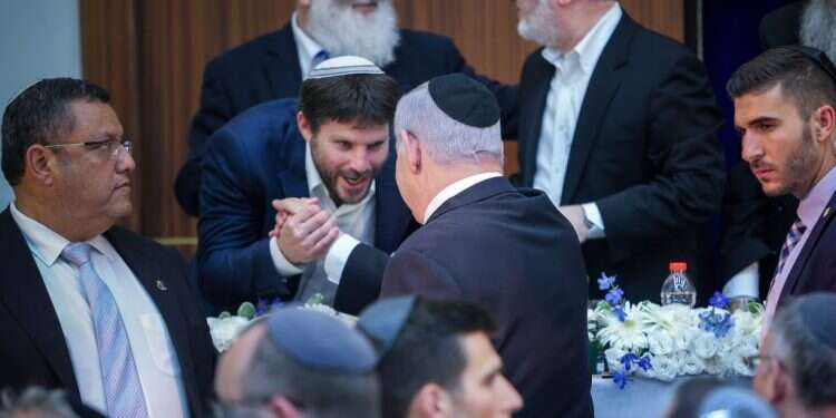 נתניהו וסמוטריץ' בישיבת מרכז הרב, ביום ירושלים. צילום: אורן בן חקון חיבוק דוב: הבלוק המתגבש נגד מערכת המשפט