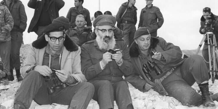 גרס כי פסיקת ההלכה במציאות של מדינת ישראל שונה במהותה מפסיקה ליחיד בגלות. אריאל שרון, הרב שלמה גורן ורחבעם זאבי (גנדי) אומרים פרקי תהילים בשעות הראשונות של פעולת כראמה בירדן, 1968. צילום: במחנה הלכה לממלכה