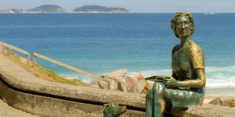 פסל של הסופרת קלאריס ליספקטור בריו דה ז'נרו, ברזיל. צילום: שאטרסטוק צילום: שאטרסטוק