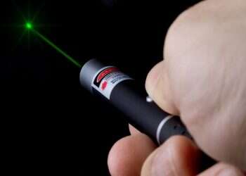 מומחים מזהירים: פריצה לטלפונים חכמים אפשרית בעזרת קרן לייזר פשוטה