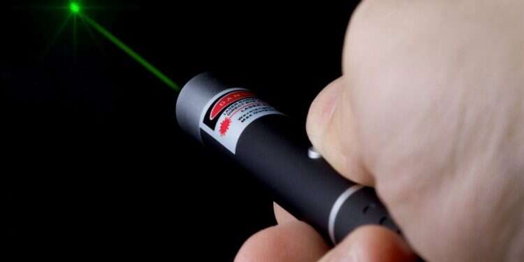 צילום: שאטרסטוק מומחים מזהירים: פריצה לטלפונים חכמים אפשרית בעזרת קרן לייזר פשוטה