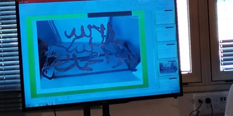 צילום של המיצג מתוך ההרצאה. צילום: ישי פרידמן מכללת ספיר הסירה מיצג אומנותי עם כיתוב מהקוראן