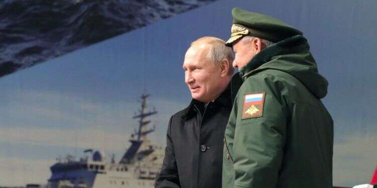 פוטין ושר ההגנה של רוסיה שויגו. צילום: EPA