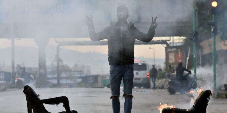 התפרעויות בלבנון. צילום: EPA בתמיכת חיזבאללה: שר החינוך חסן דיאב יעמוד מעתה בראש ממשלת לבנון