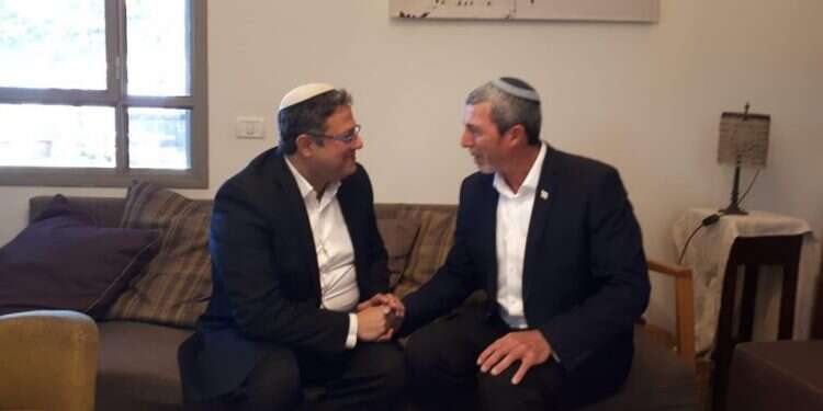 הרב פרץ ובן-גביר בעת חתימת ההסכם על ריצה משותפת בן-גביר אינו גזען, אבל האיחוד עימו טעות