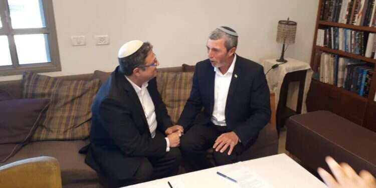 הרב רפי פרץ ואיתמר בן גביר לאחר חתימת ההסכם על ריצה משותפת ה'מהפך' של הרב רפי פרץ