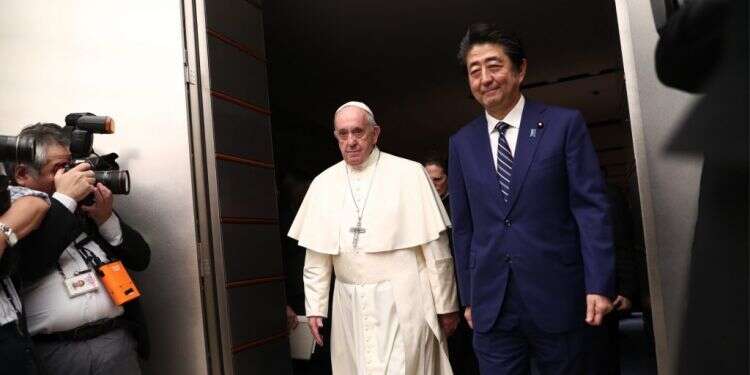 שינזו אבה והאפיפיור, בשבוע שעבר. צילום: גטי אימג'ס בלב הדיון על השחיתות בממשל היפני: מגרסה תעשייתית