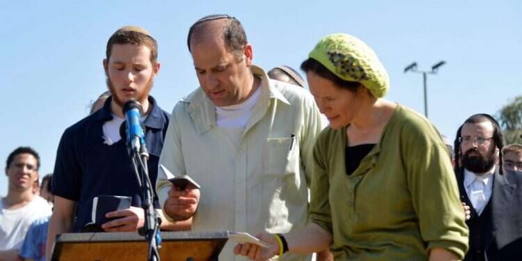 הרב הראשי ענה אמן. רחלי פרנקל קוראת קדיש בהלוויית בנה נפתלי, 2014. צילום: יוסי זליגר הכוחות הנסתרים שיוצרים את הקרע בציונות הדתית