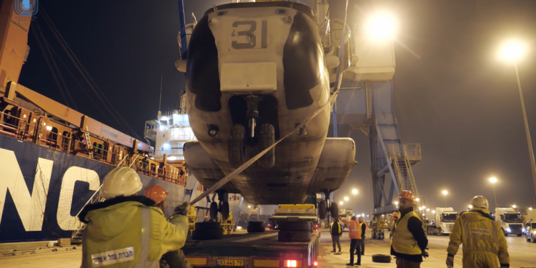 מבצע פריקת מסוקי היסעור בנמל אשדוד. צילום: אגף דוברות והסברה, משרד הביטחון בעקבות השיטפונות: נזק בשווי מיליונים למטוסי קרב של חיל האוויר