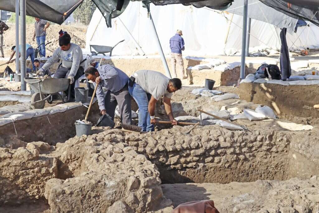 עבודות חפירה באתר. צילום: ענת רסיוק, רשות העתיקות
