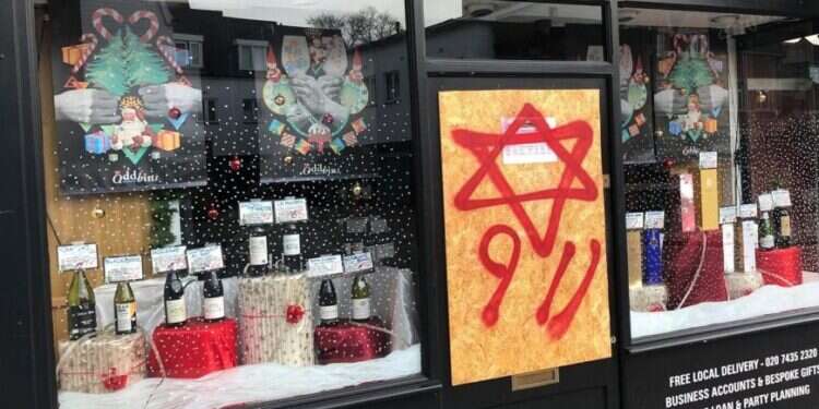 גרפיטי אנטישמי בלונדון גרפיטי אנטישמי המאשים את היהודים בפיגועי ה-11 בספטמבר. צילום מסך מ-X