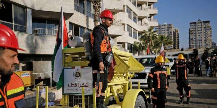 ציוד הכיבוי שתרמה קטאר, יום חמישי בעזה. צילום: AFP קטאר: נמשיך בסיוע לעזה עוד שלושה חודשים לפחות