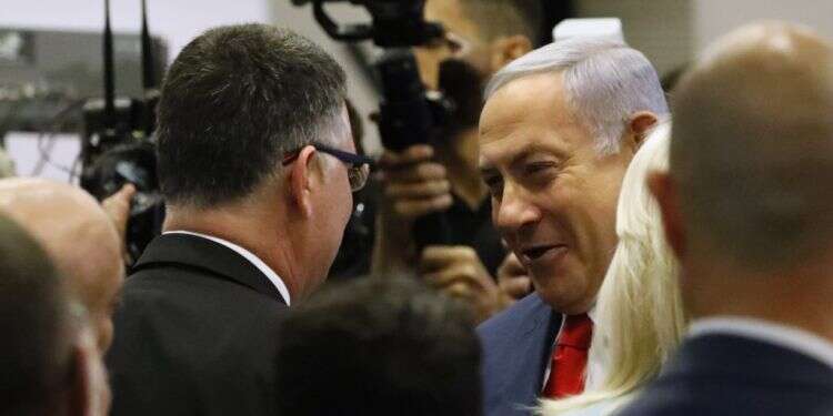 נתניהו וסער. צילום: AFP בגשם ובמים: נתניהו וסער בקרב אחרון על הפריימריז