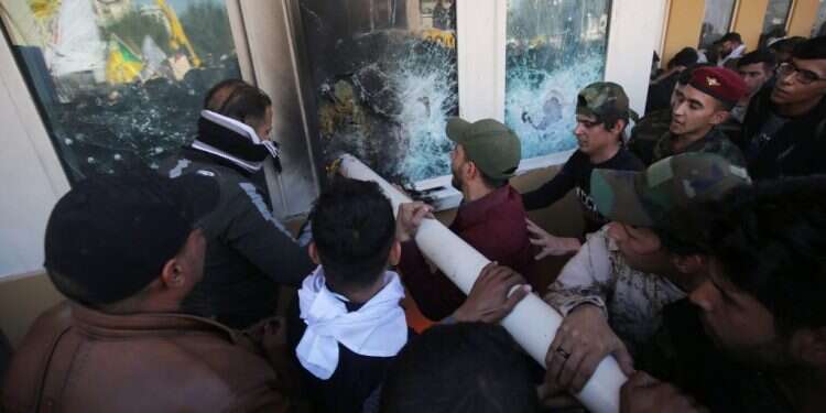 פורעים עיראקים פורצים לשגרירות האמריקנית. צילום: AFP מה עומד מאחורי ההתפרעויות בשגרירות האמריקנית בעיראק