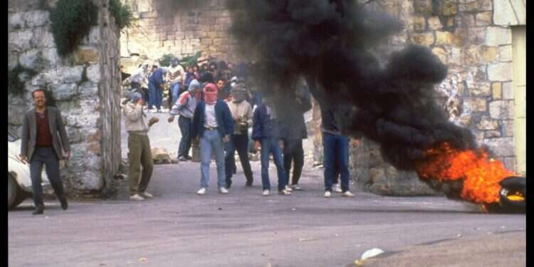 התפרעות ברמאללה באינתיפאדה הראשונה, 1988. צילום: לע ברית דמים: חזון השלום התפוצץ לנו מול העיניים