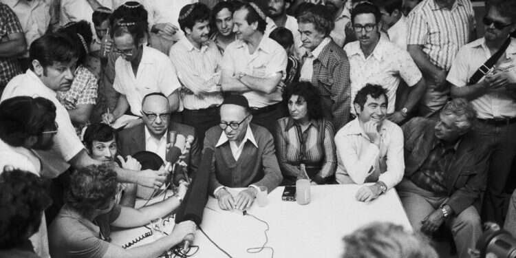 ימי תקווה וחזון. גאולה כהן עם ראש הממשלה מנחם בגין, 1977. צילום: גטי אימג'ס דרושה נואשות: תקווה לישראל