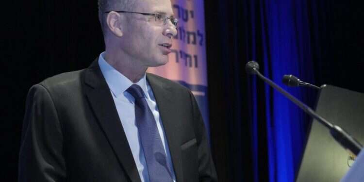 יריב לוין: "השגשוג בתיירות בסכנת מחיקה"