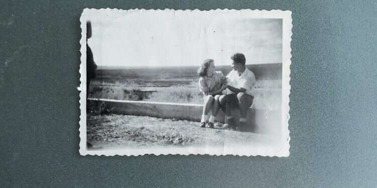 סיפור של אהבה ומתיחות. עדנה ויעקב שבתאי, כביש עפולה- בית שאן, קיץ 1950. צילום: באדיבות המשפחה
י הופך את המילים