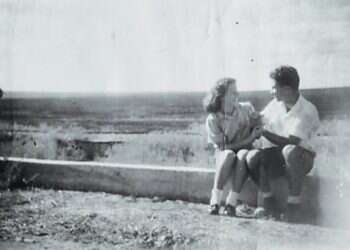 סיפור של אהבה ומתיחות. עדנה ויעקב שבתאי, כביש עפולה- בית שאן, קיץ 1950. צילום: באדיבות המשפחה
י הופך את המילים