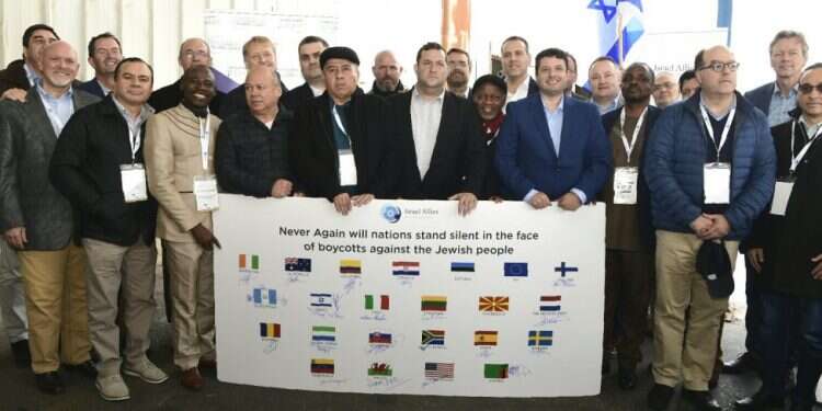 המשלחת בביקור בברקן. צילום: אבי חיון משלחת חברי פרלמנט מהעולם: "האירופים מתחילים לשנות עמדות לגבי ישראל"