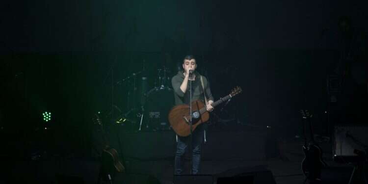 ישי ריבו. צילום: שריה דיאמנט כשהימין לא רואה את הדבשת של עצמו